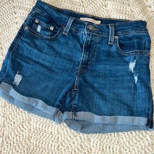 Levi’s jean shorts GUC no damage. Mid length/mid rise. size 26 women. Folded leg